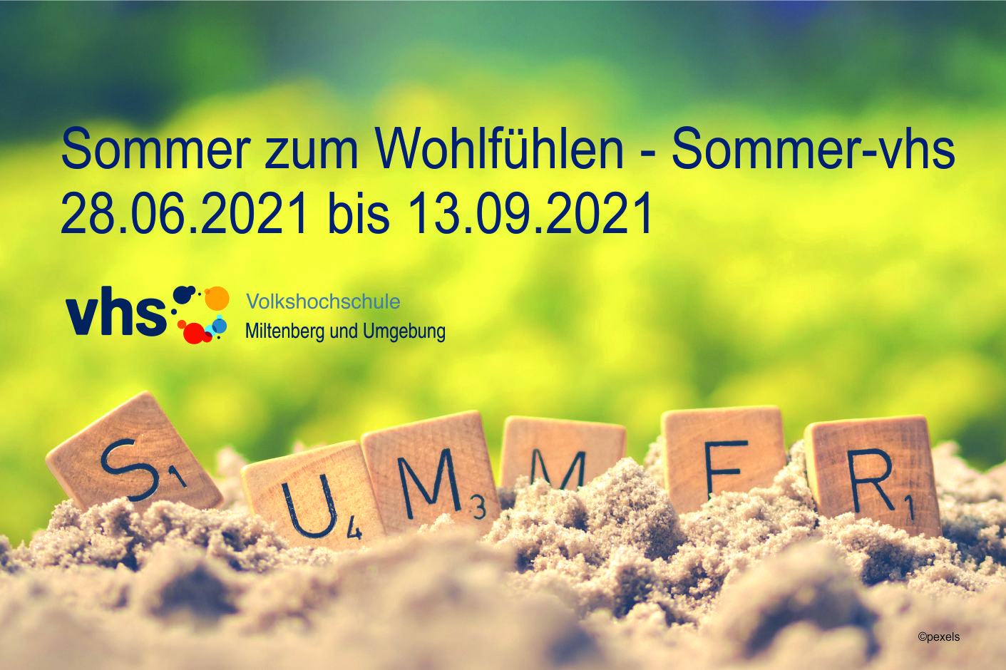 -summer-letter-cube-on-soil-1209611©pexels_vhs logo_neu_gelb_webseite_stadt_.jpg