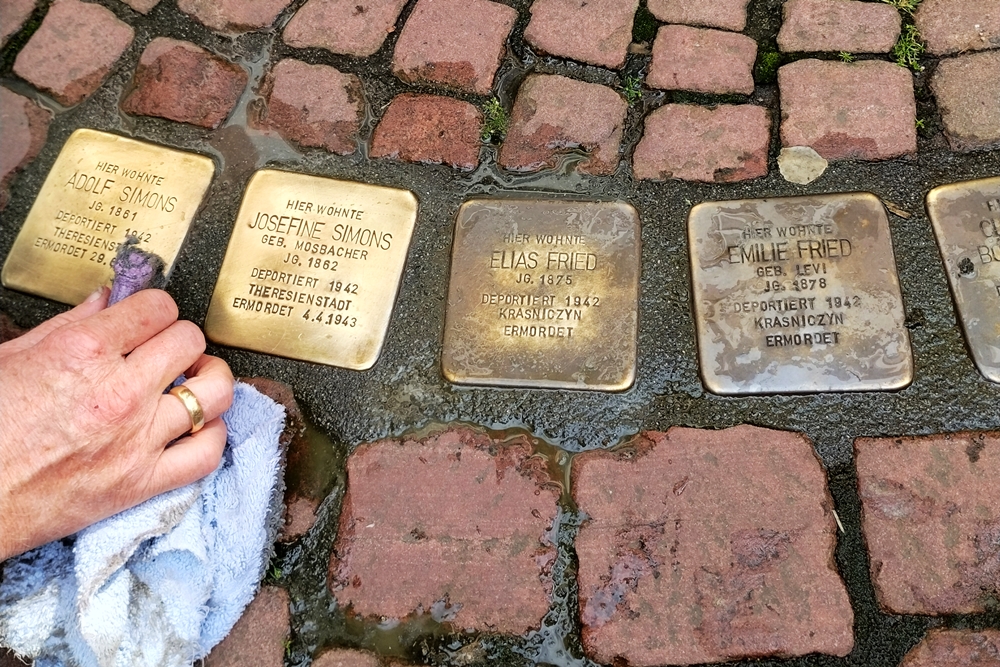 DREI AM MAIN Stolperstein-Putzaktion 2024 I © Renate Roth - aufgebessert web 02.jpg