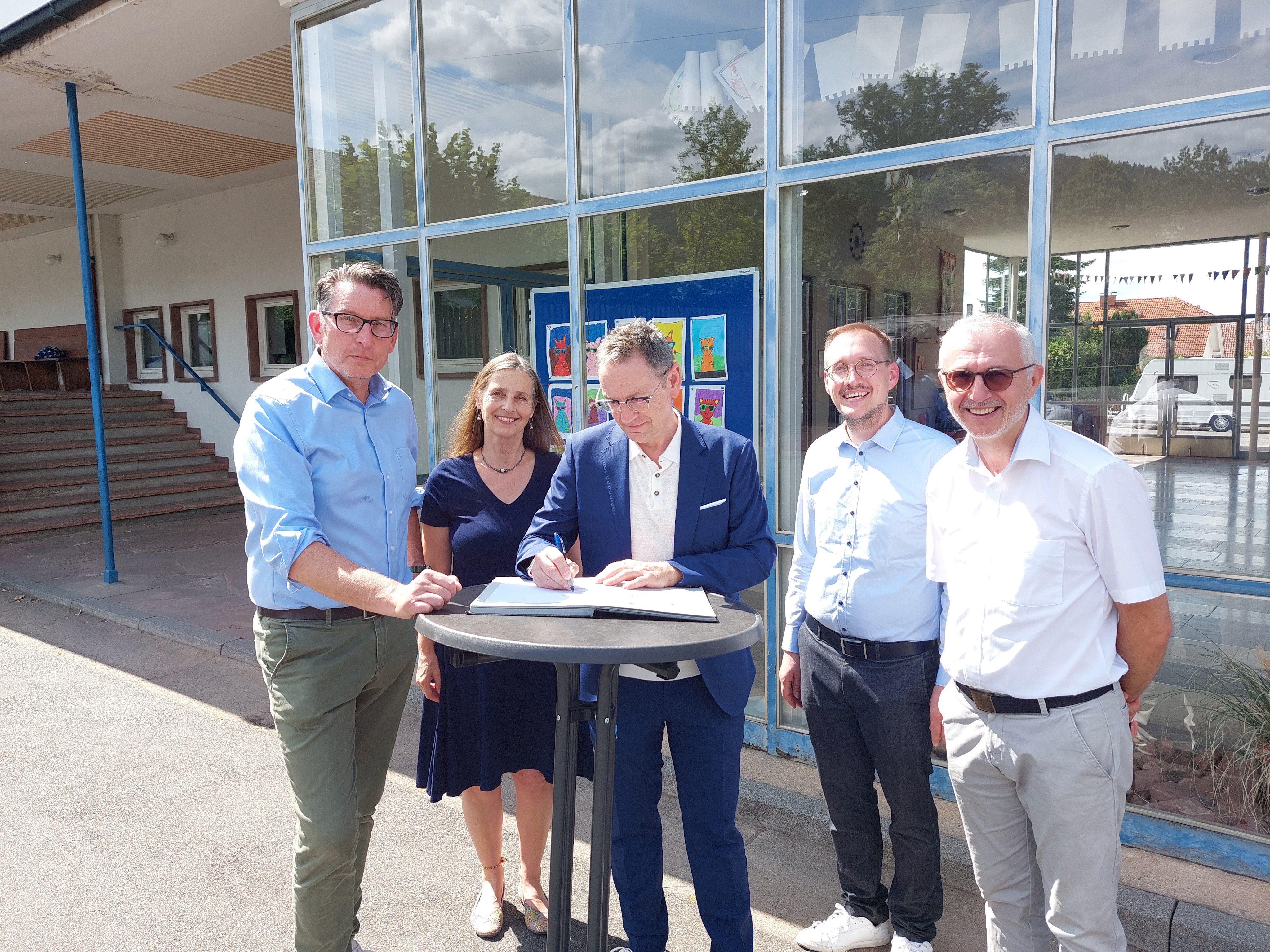 Bild Unterzeichnung Kooperationsvertrag.jpg